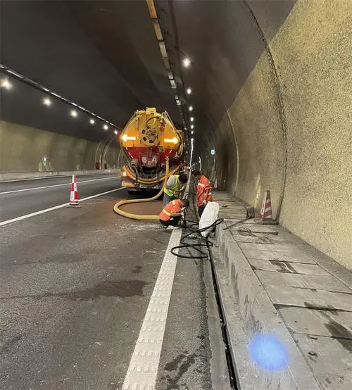 尼玛隧道排水渠清淤